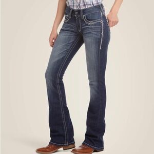 Dark wash 29r Ariat jeans! Beautiful, just don’t fit.